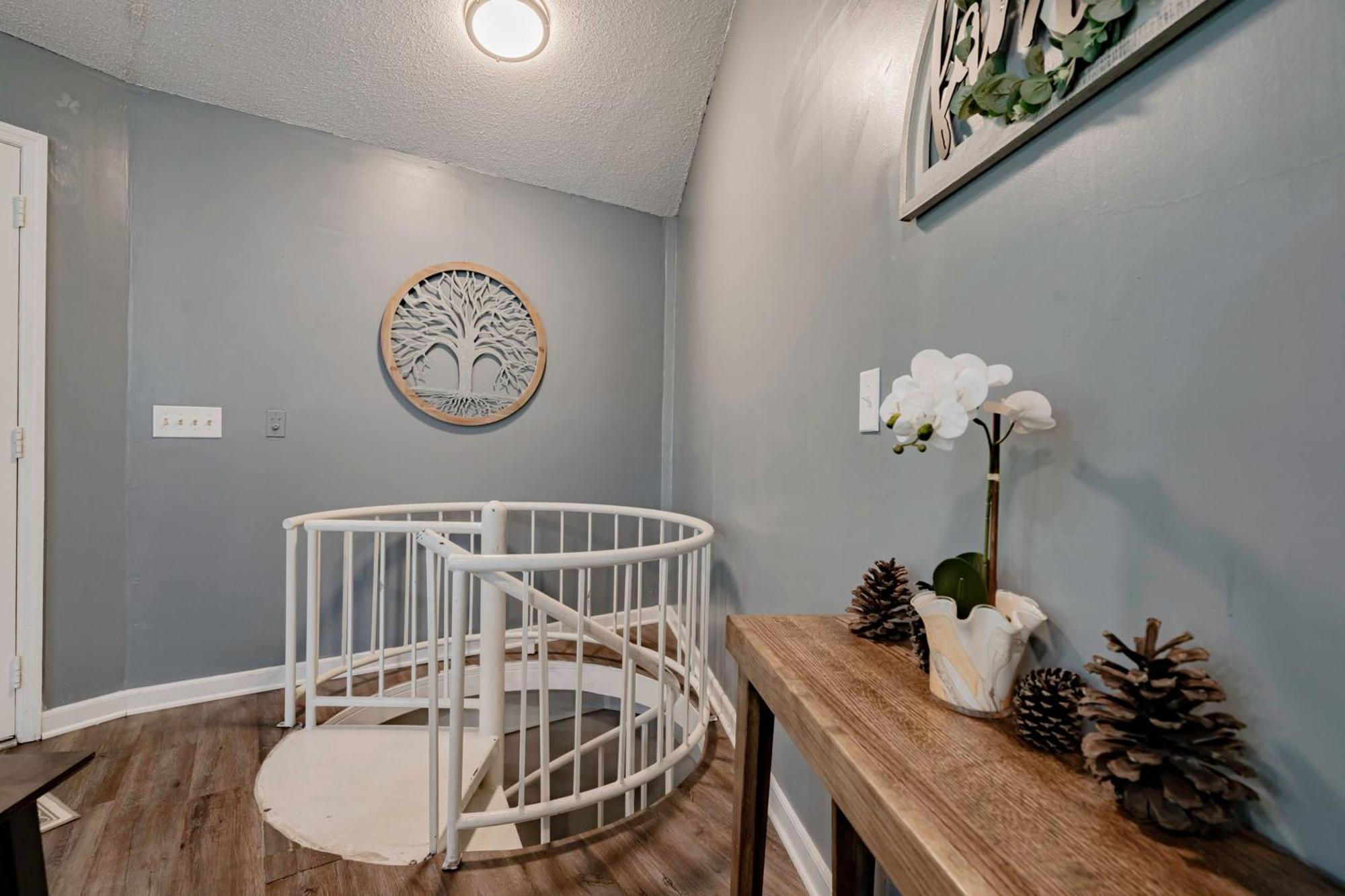 Opulent Octagonal Oasis With Spiral Stairs-Minutes To Base Villa Columbia Exteriör bild